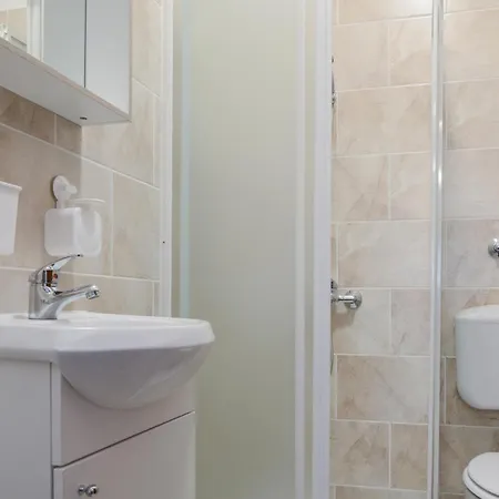 Holiday home 5 Bedroom Beautiful In Pula