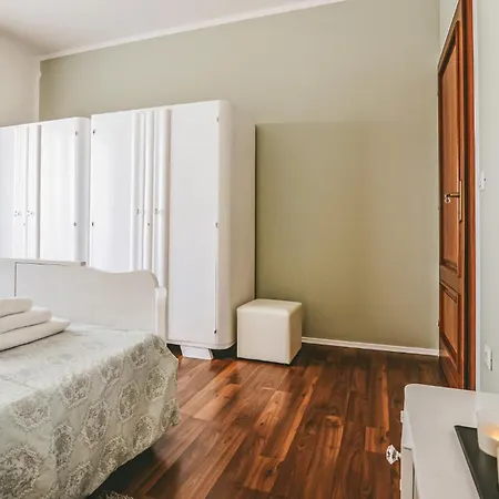 Holiday home 5 Bedroom Beautiful In Pula