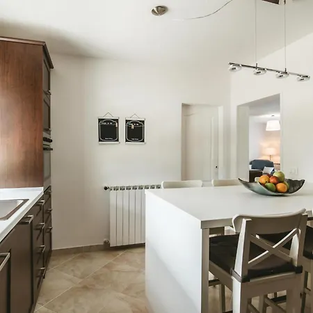 Holiday home 5 Bedroom Beautiful In *