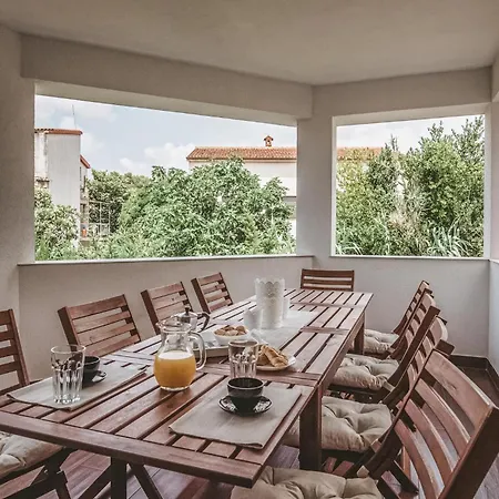 Holiday home 5 Bedroom Beautiful In Pula